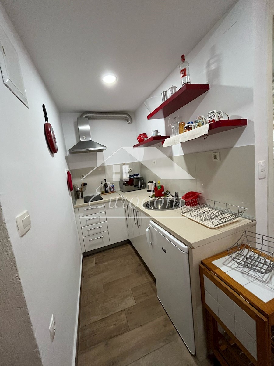 NAPRODAJ – Hiša s tremi apartmaji v starem jedru Šibenika!