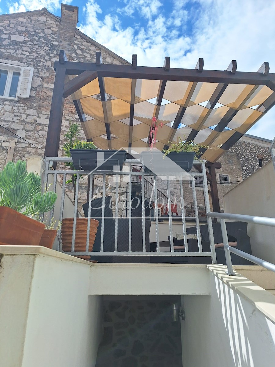 NAPRODAJ – Hiša s tremi apartmaji v starem jedru Šibenika!