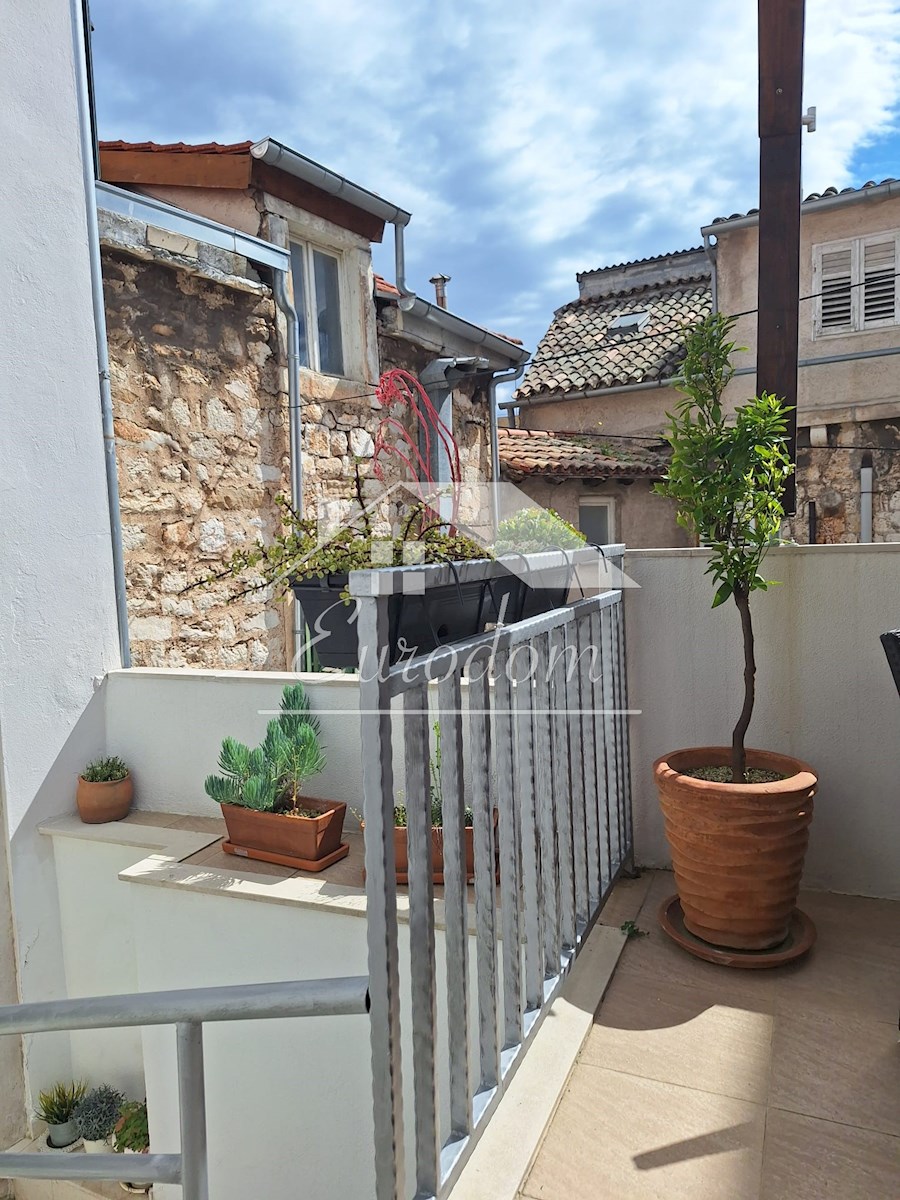 NAPRODAJ – Hiša s tremi apartmaji v starem jedru Šibenika!