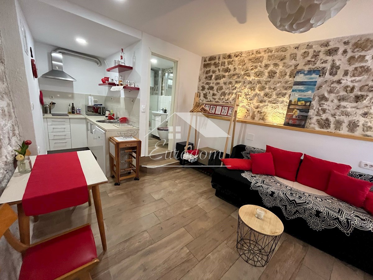 NAPRODAJ – Hiša s tremi apartmaji v starem jedru Šibenika!