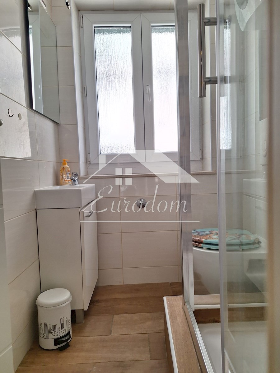 NAPRODAJ – Hiša s tremi apartmaji v starem jedru Šibenika!
