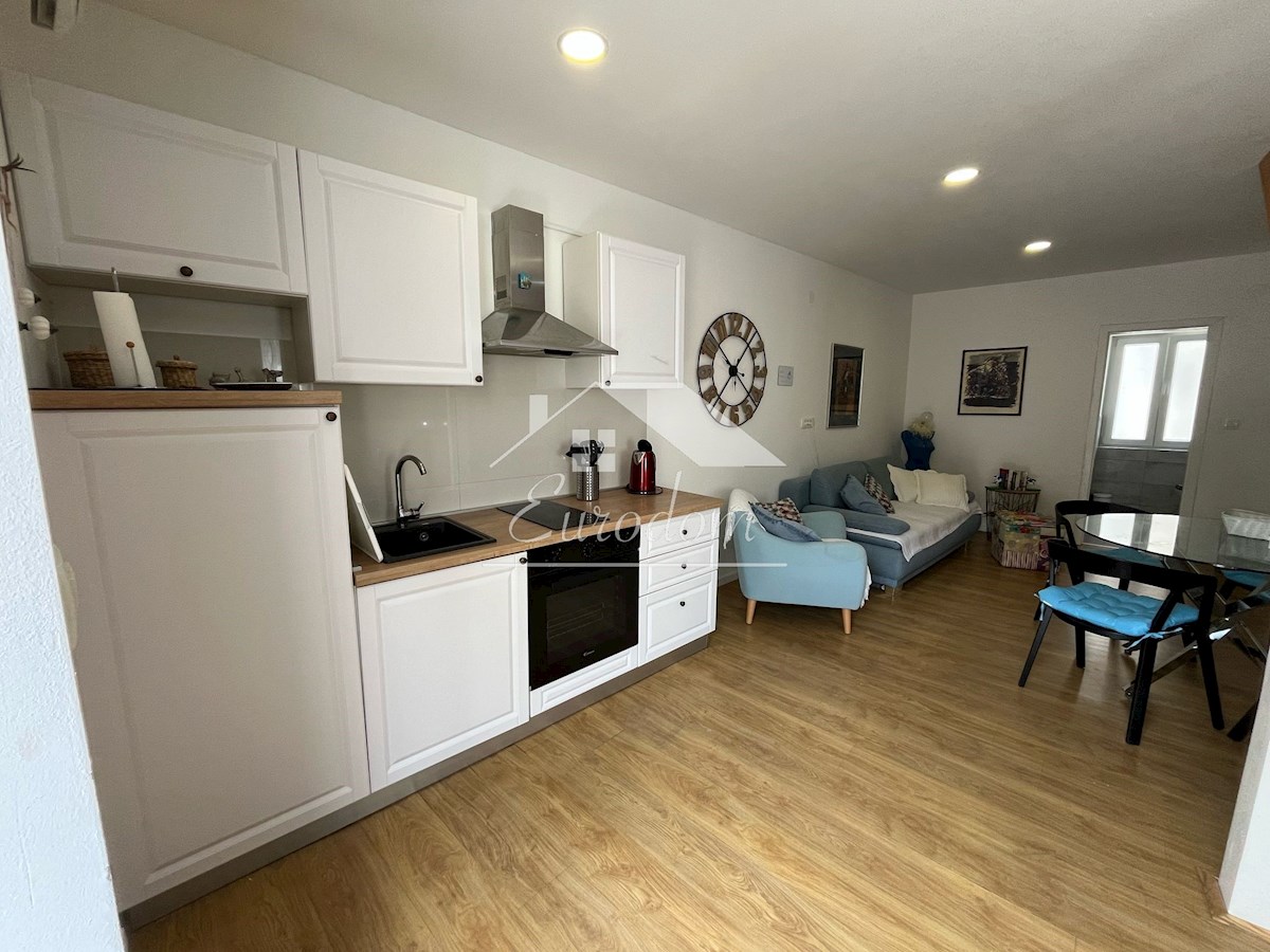 NAPRODAJ – Hiša s tremi apartmaji v starem jedru Šibenika!