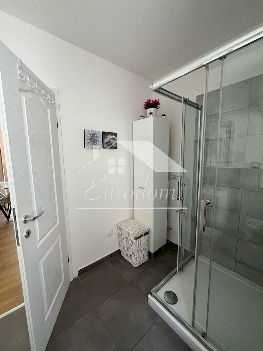 NAPRODAJ – Hiša s tremi apartmaji v starem jedru Šibenika!