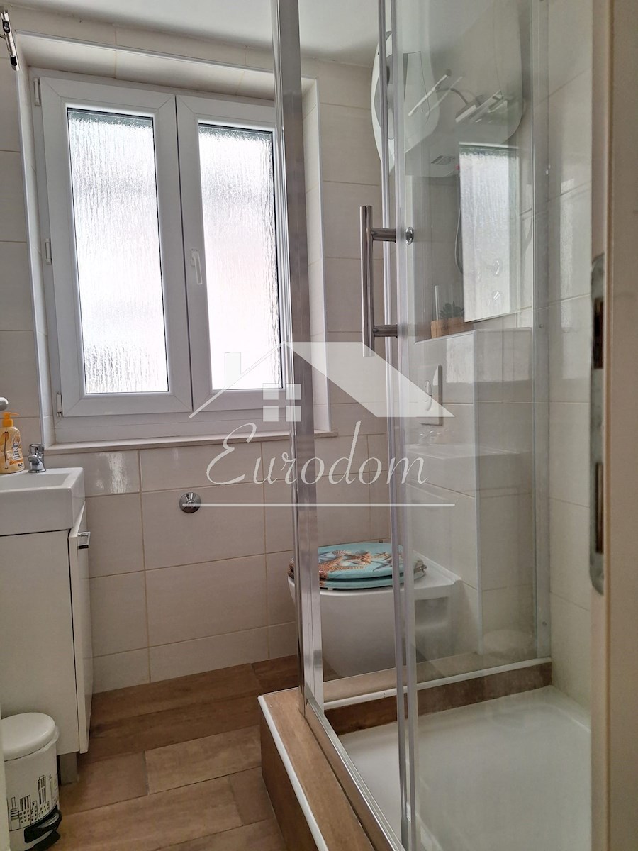 NAPRODAJ – Hiša s tremi apartmaji v starem jedru Šibenika!