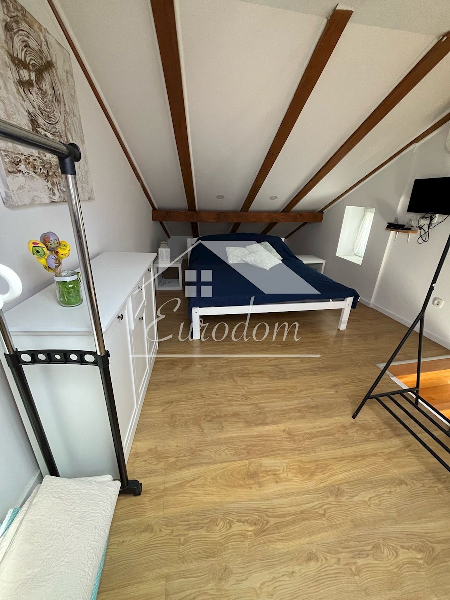 NAPRODAJ – Hiša s tremi apartmaji v starem jedru Šibenika!