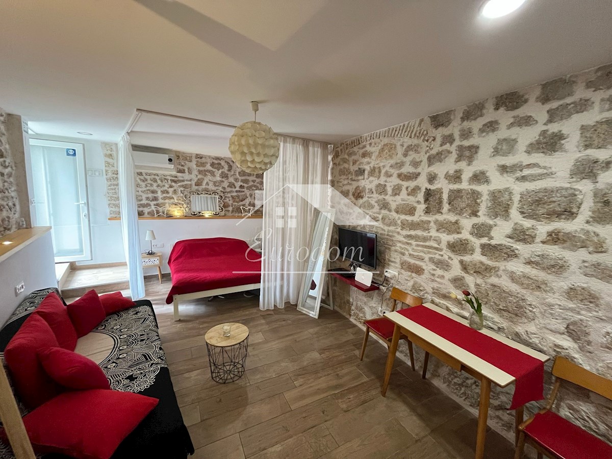 NAPRODAJ – Hiša s tremi apartmaji v starem jedru Šibenika!