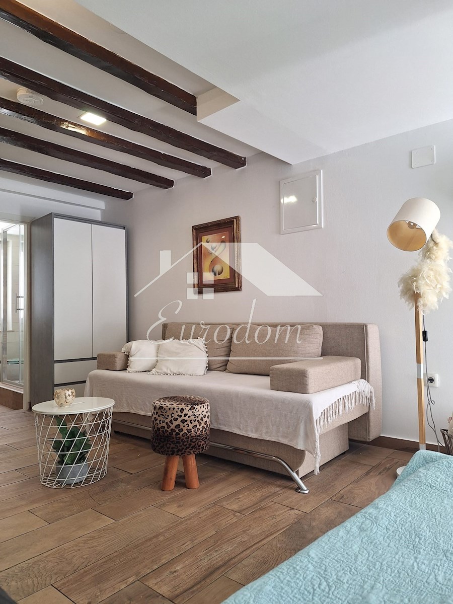 NAPRODAJ – Hiša s tremi apartmaji v starem jedru Šibenika!