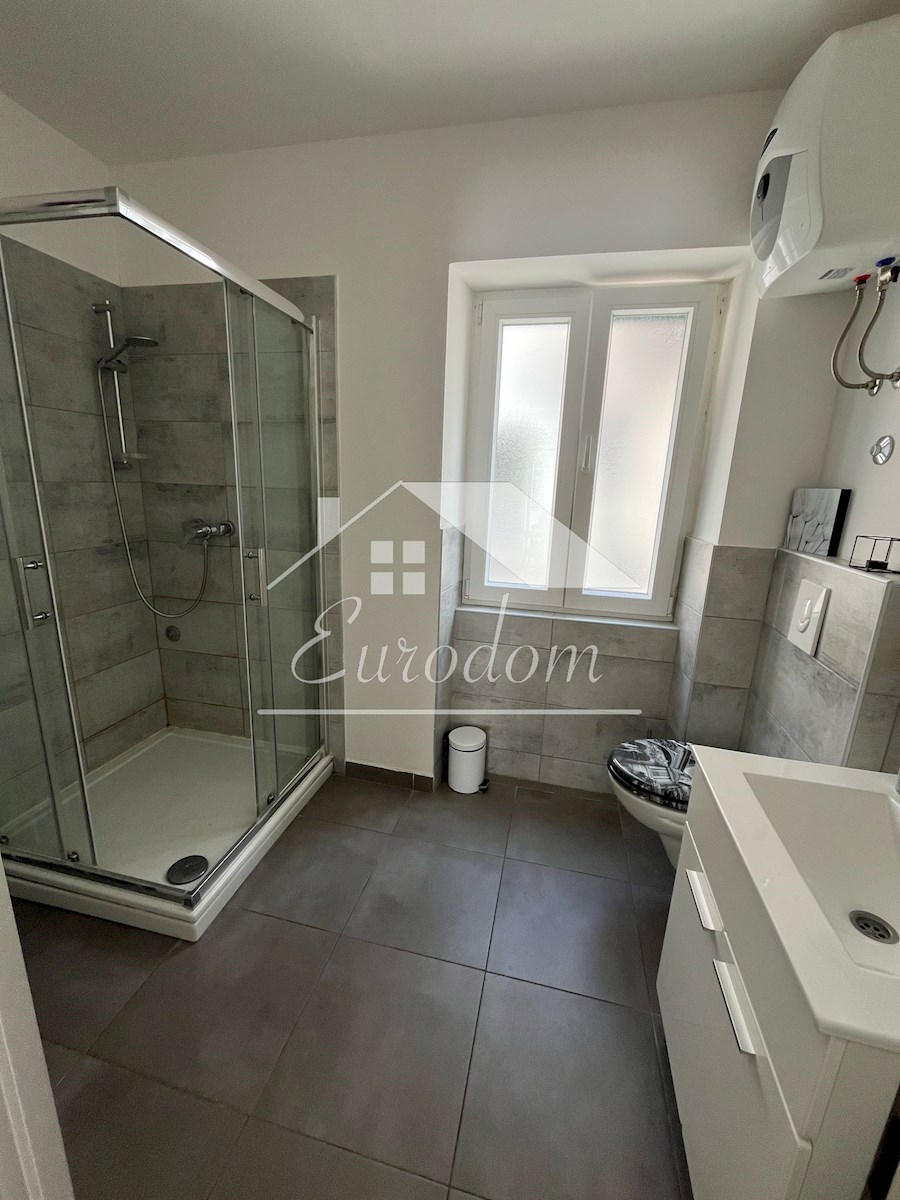 NAPRODAJ – Hiša s tremi apartmaji v starem jedru Šibenika!