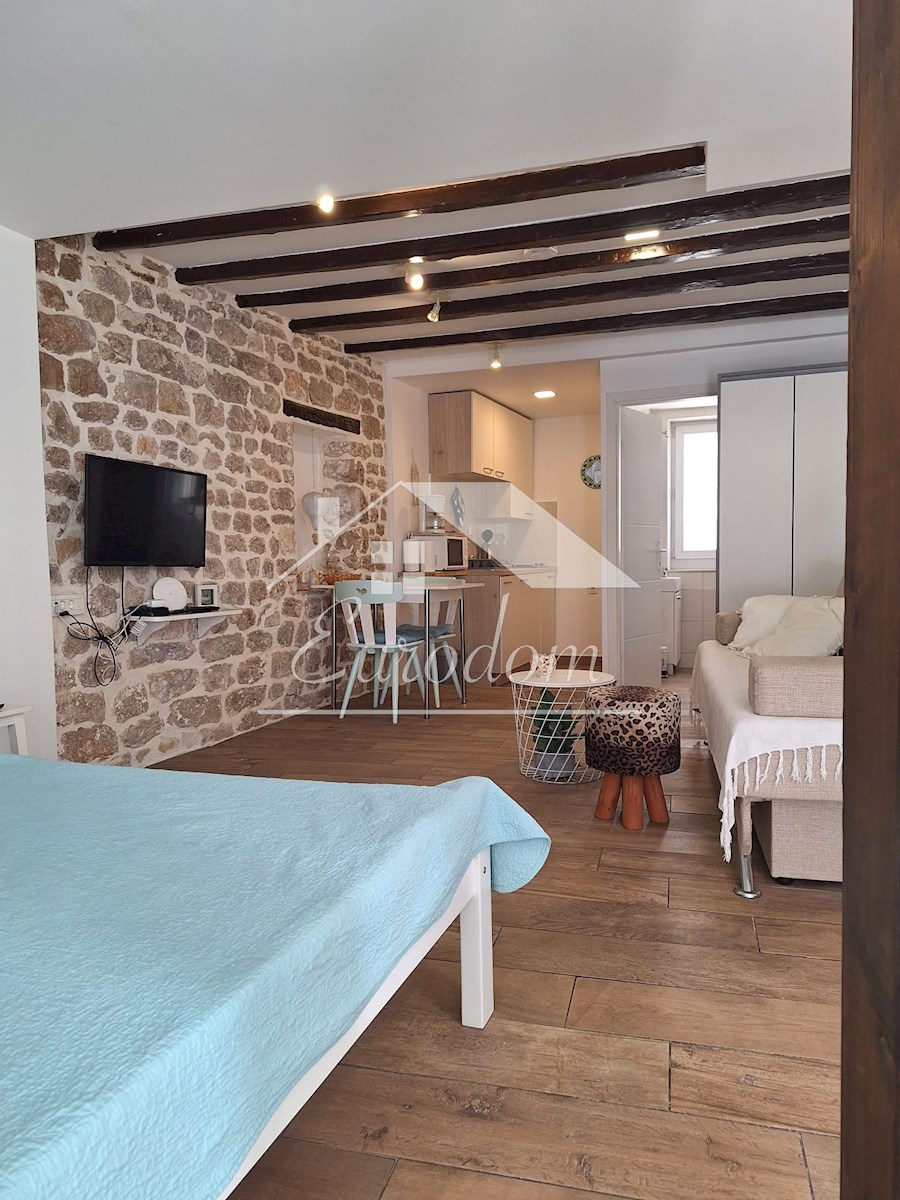NAPRODAJ – Hiša s tremi apartmaji v starem jedru Šibenika!