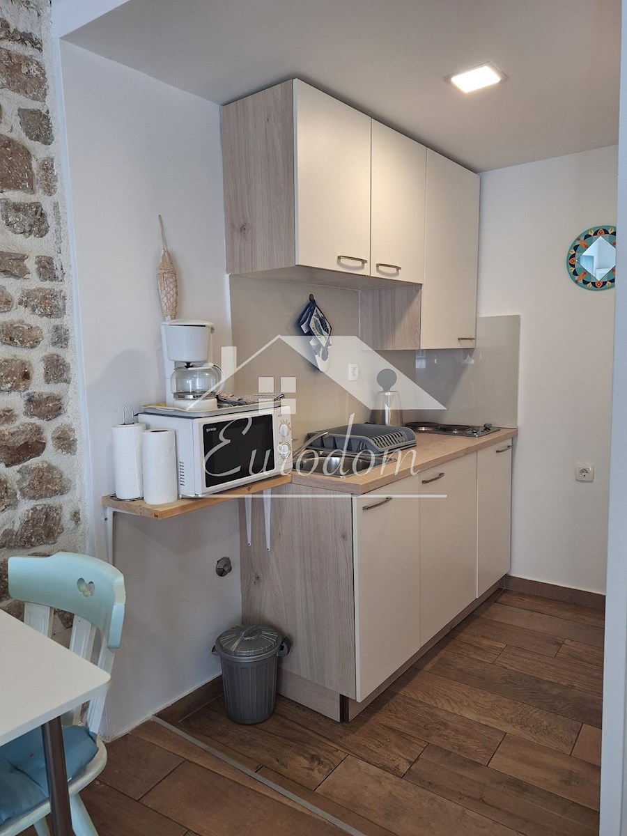 NAPRODAJ – Hiša s tremi apartmaji v starem jedru Šibenika!