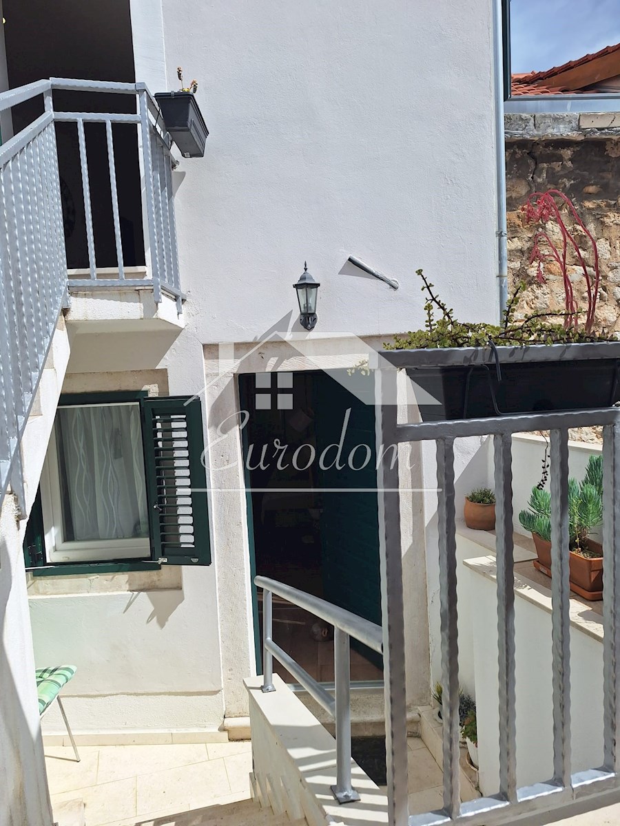 NAPRODAJ – Hiša s tremi apartmaji v starem jedru Šibenika!