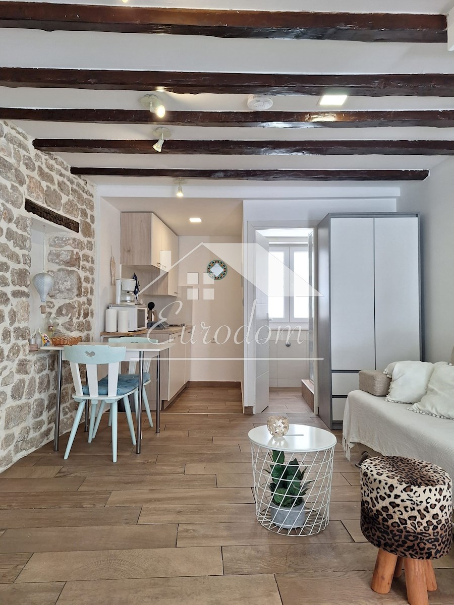 NAPRODAJ – Hiša s tremi apartmaji v starem jedru Šibenika!