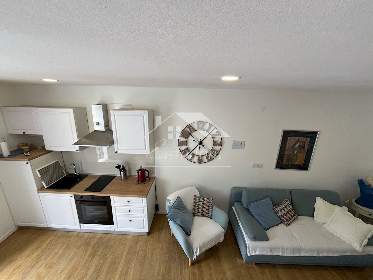 NAPRODAJ – Hiša s tremi apartmaji v starem jedru Šibenika!