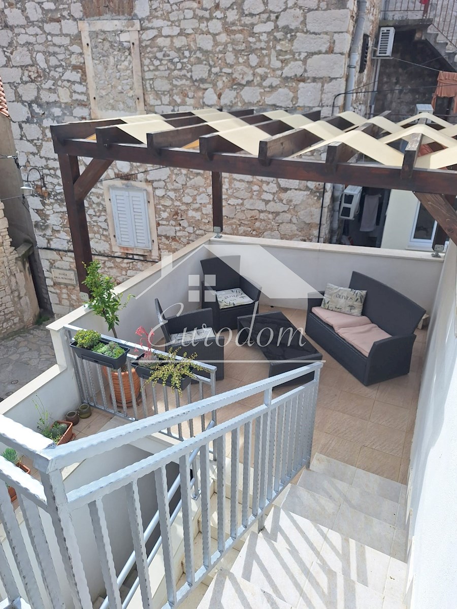 NAPRODAJ – Hiša s tremi apartmaji v starem jedru Šibenika!