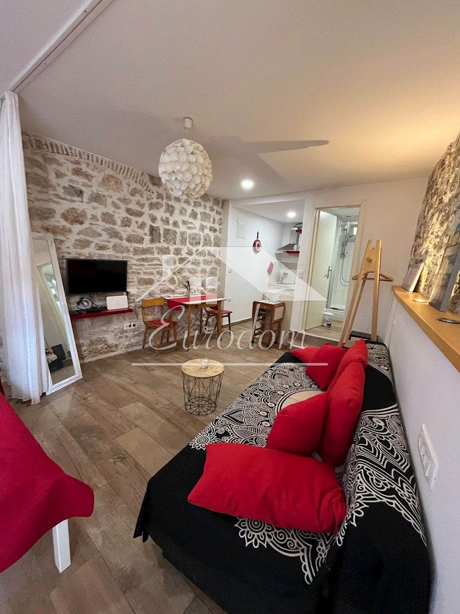 NAPRODAJ – Hiša s tremi apartmaji v starem jedru Šibenika!