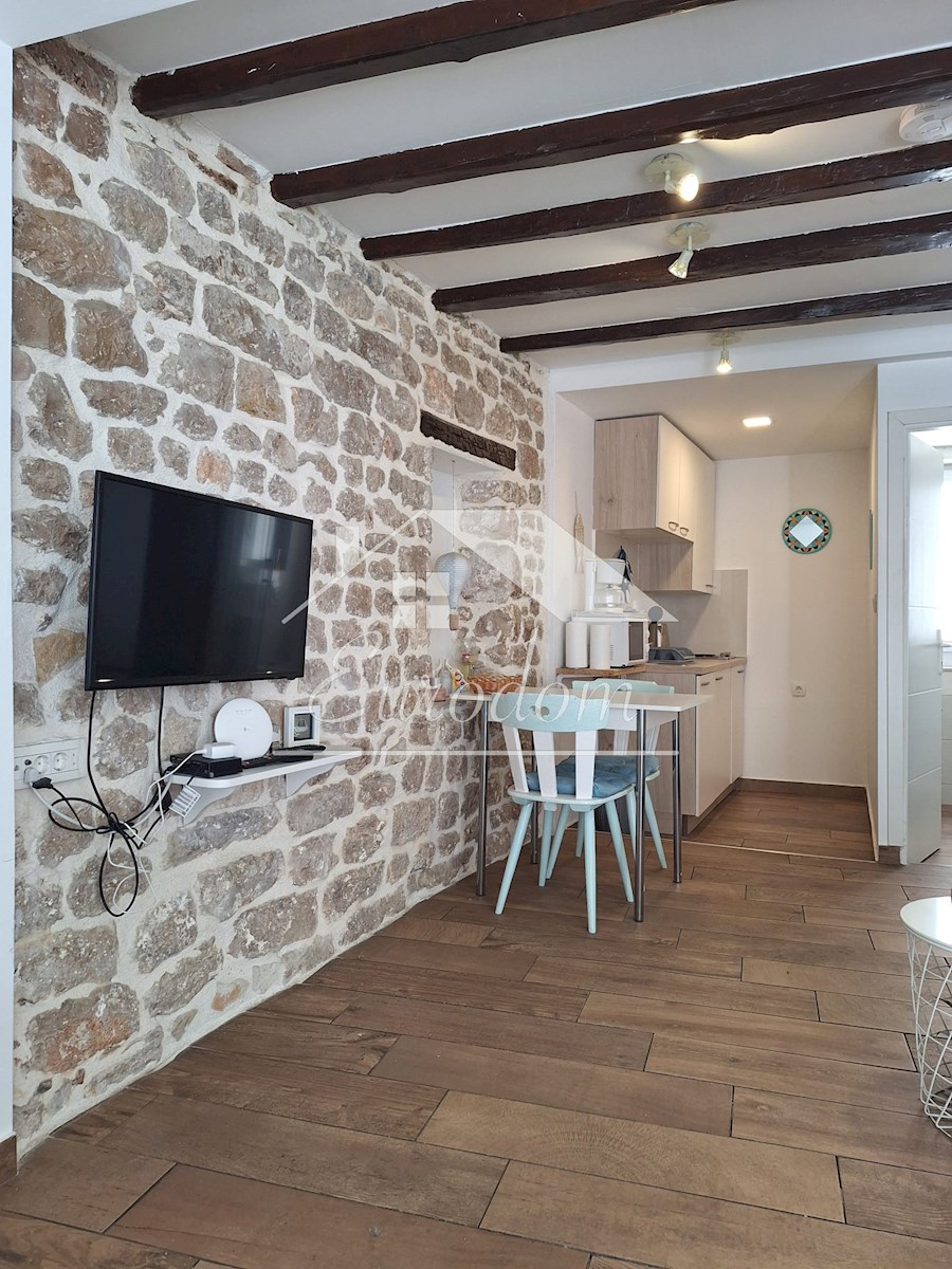 NAPRODAJ – Hiša s tremi apartmaji v starem jedru Šibenika!