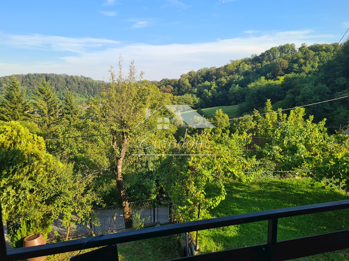 Prostorna hiša s sadnim drevjem v polnem razcvetu v bližini Velikega Tabora in Grešne Gorice