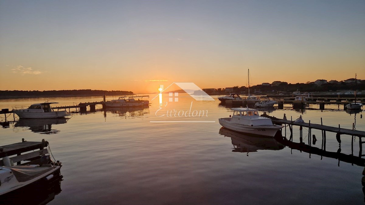 Banjol, Rab – Luksuzno pritlično stanovanje z bazenom in pogledom na morje, le 250 m od plaže!