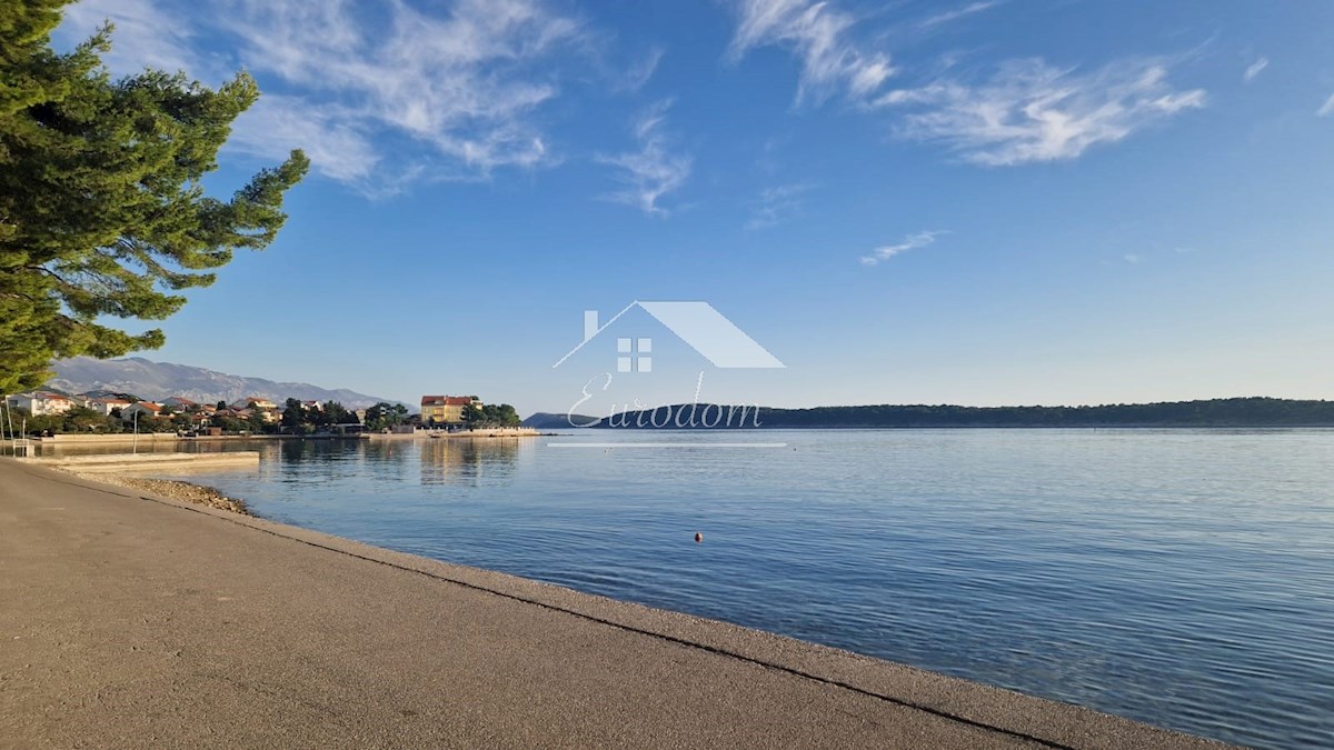 Banjol, Rab – Luksuzno pritlično stanovanje z bazenom in pogledom na morje, le 250 m od plaže!