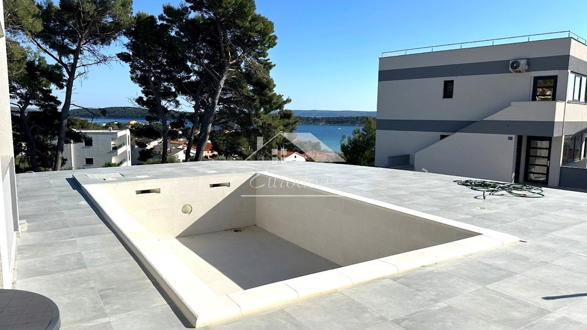 Banjol, Rab – Luksuzno pritlično stanovanje z bazenom in pogledom na morje, le 250 m od plaže!