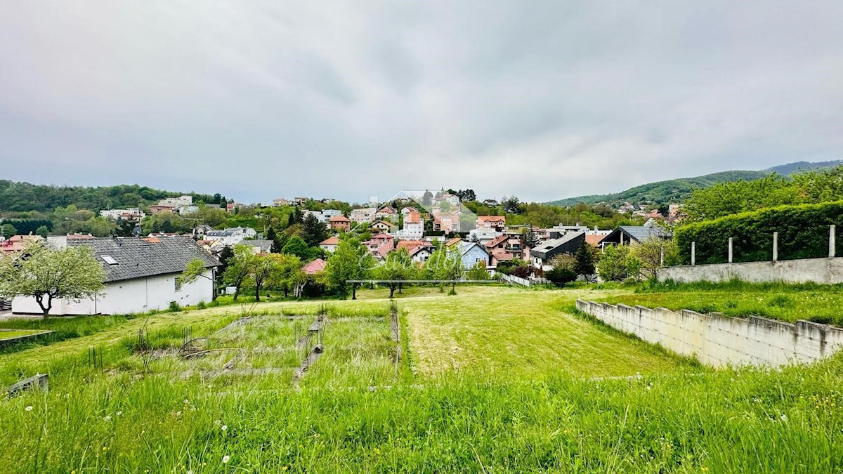 NAPRODAJ – Gradbeno zemljišče s hišo in garažo v Gračanih, Zagreb