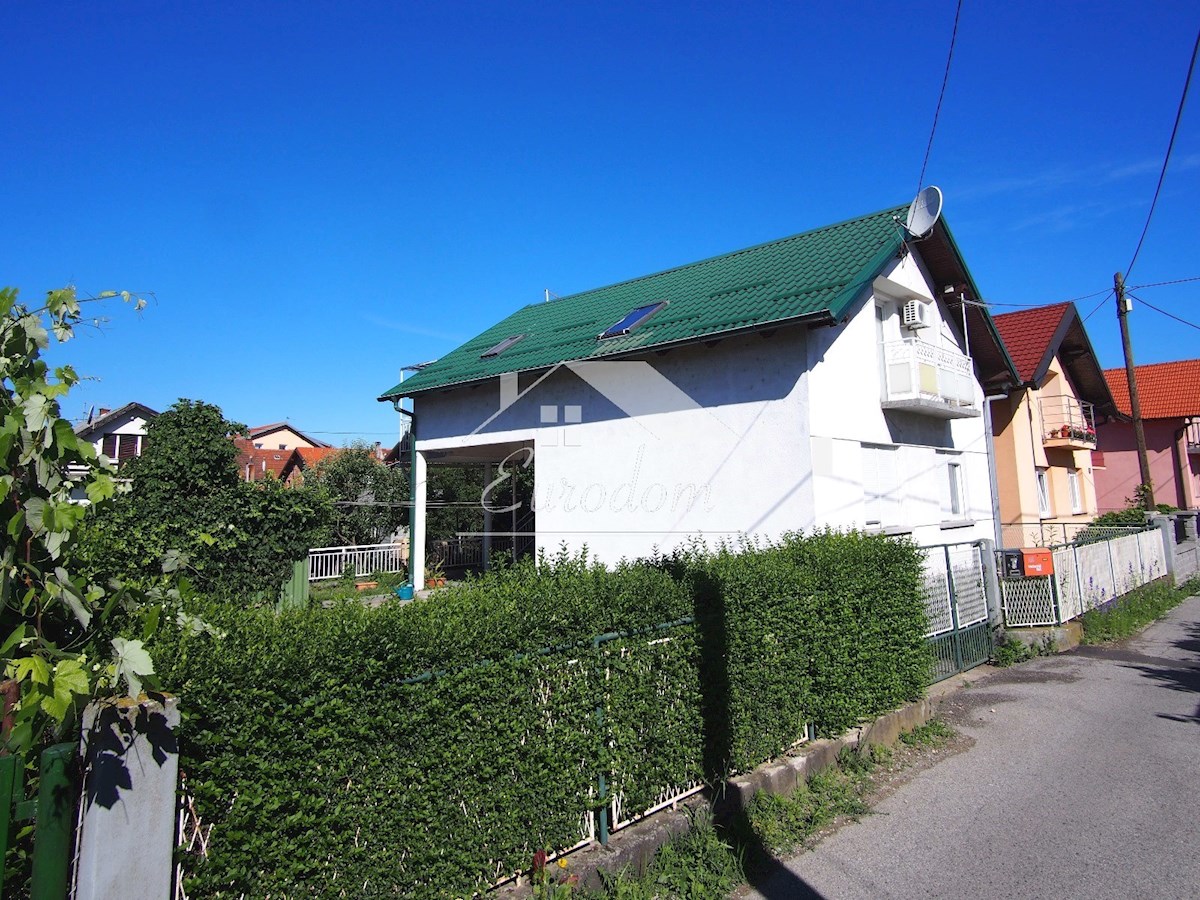 BOROVJE – Hiša z Dvema Stanovanjema na Prodaj