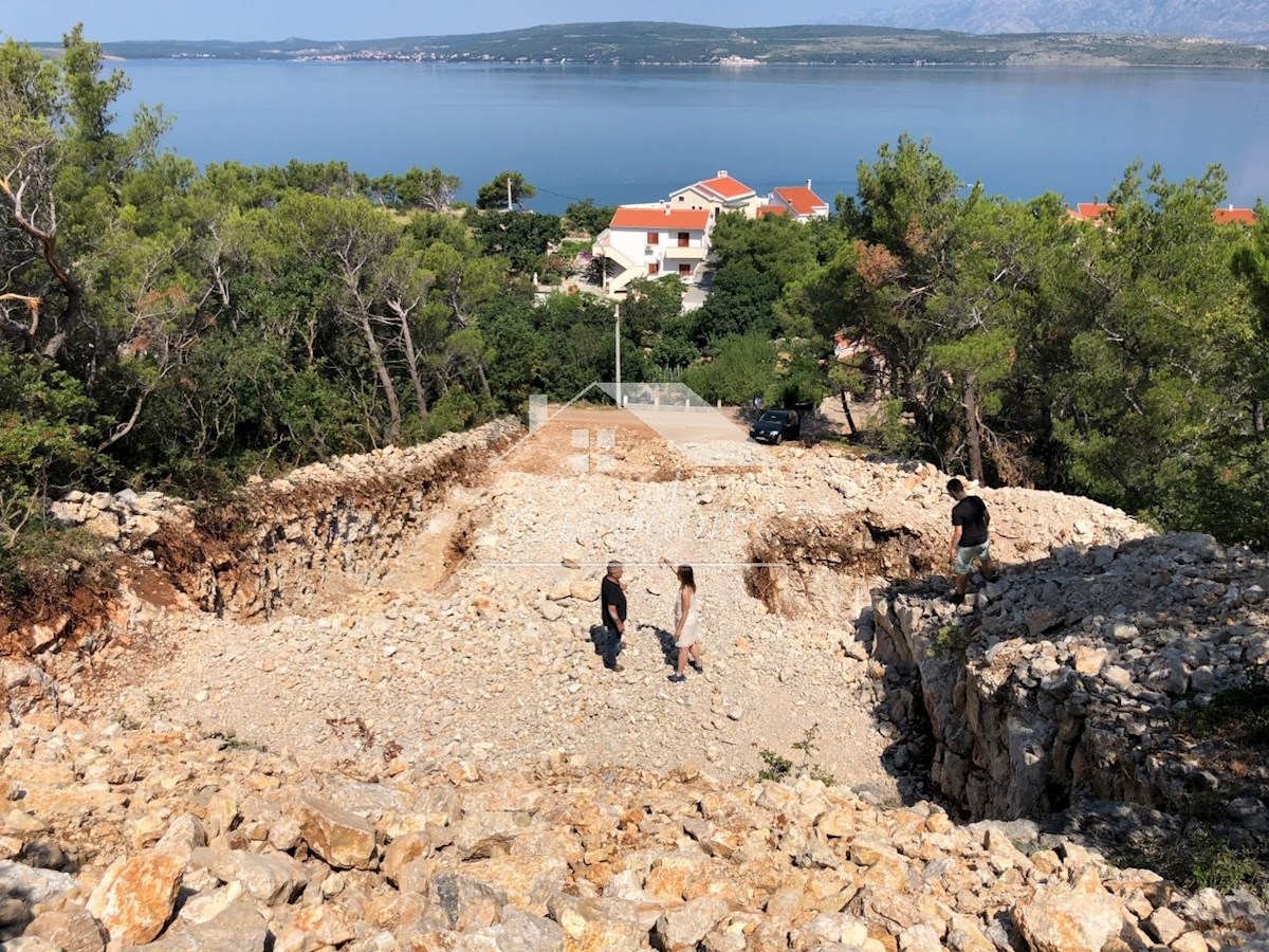 NOVIGRAD (ZADAR) – GRAJENO ZEMLJIŠČE S PROJEKTOM ZA 3 VILE S BAZENI, 100 M OD MORJA