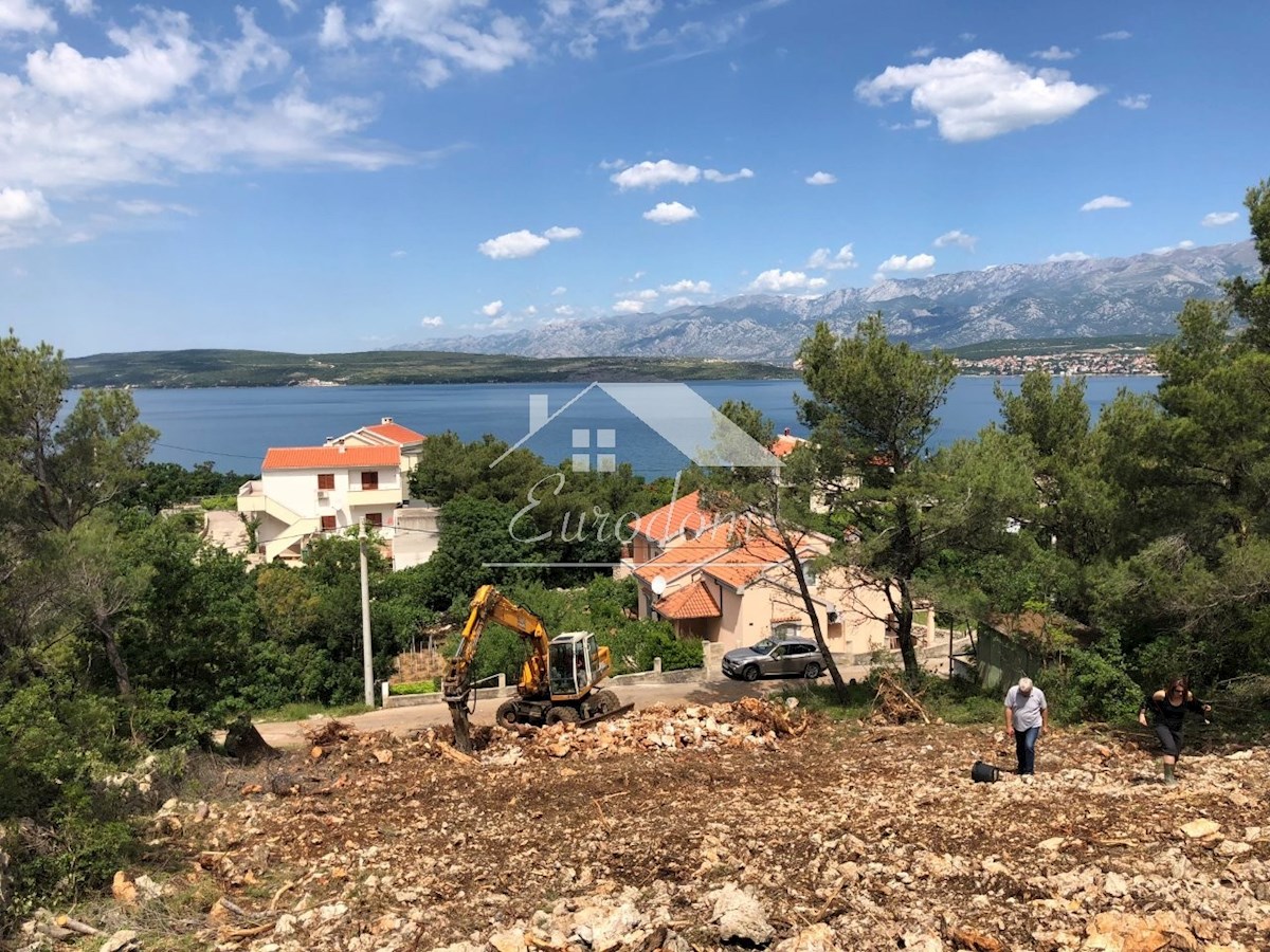 NOVIGRAD (ZADAR) – GRAJENO ZEMLJIŠČE S PROJEKTOM ZA 3 VILE S BAZENI, 100 M OD MORJA