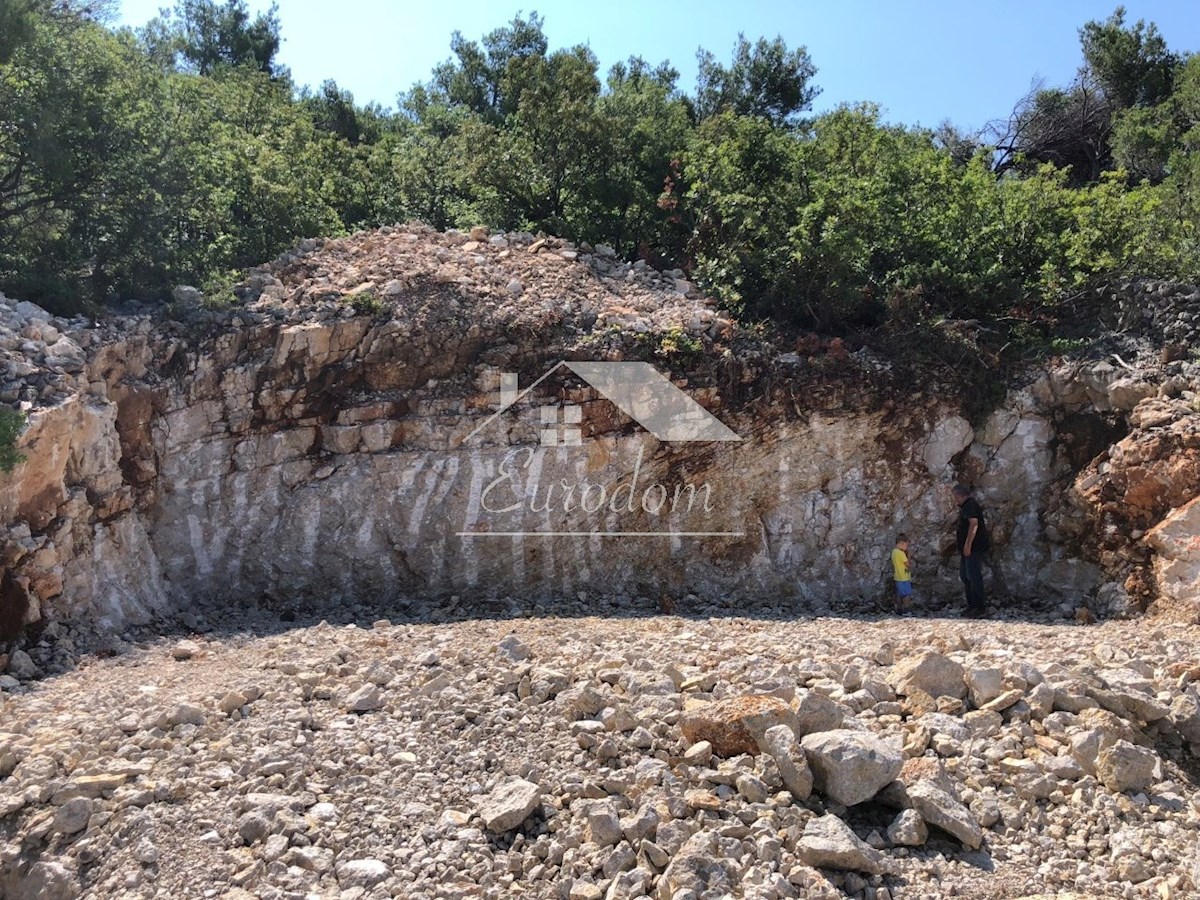 NOVIGRAD (ZADAR) – GRAJENO ZEMLJIŠČE S PROJEKTOM ZA 3 VILE S BAZENI, 100 M OD MORJA