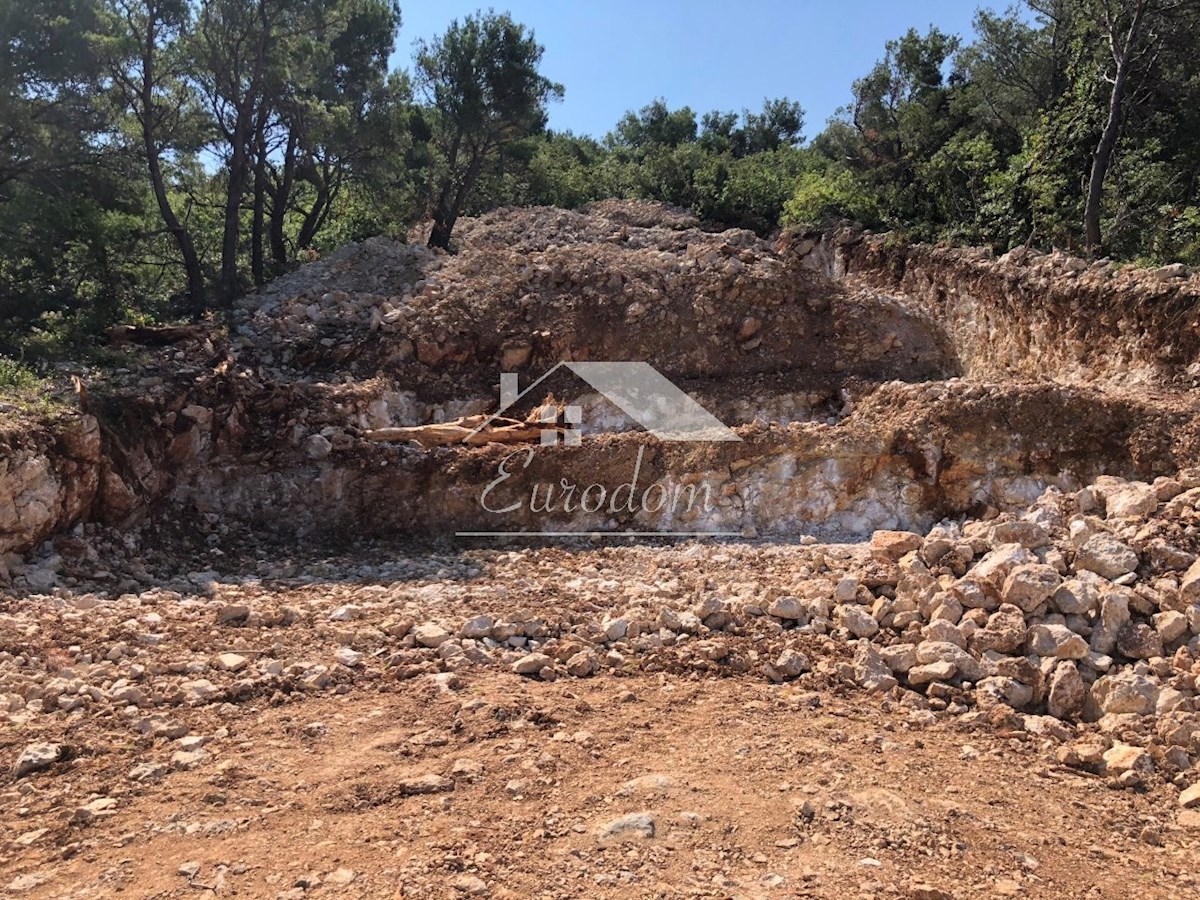 NOVIGRAD (ZADAR) – GRAJENO ZEMLJIŠČE S PROJEKTOM ZA 3 VILE S BAZENI, 100 M OD MORJA