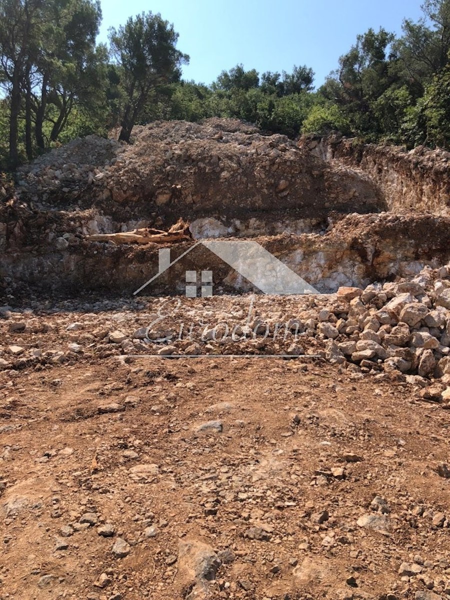 NOVIGRAD (ZADAR) – GRAJENO ZEMLJIŠČE S PROJEKTOM ZA 3 VILE S BAZENI, 100 M OD MORJA