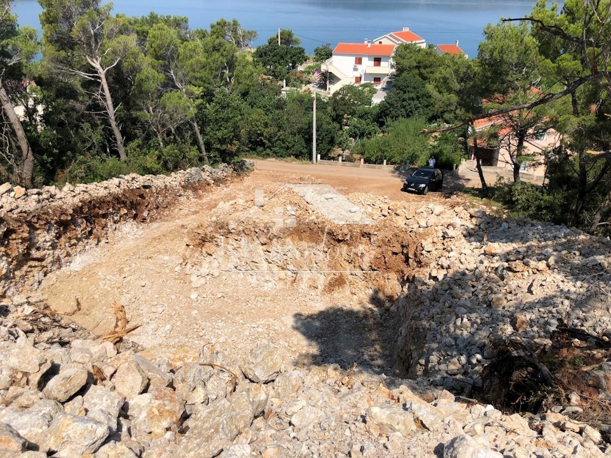 NOVIGRAD (ZADAR) – GRAJENO ZEMLJIŠČE S PROJEKTOM ZA 3 VILE S BAZENI, 100 M OD MORJA