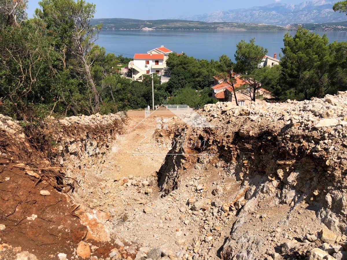 NOVIGRAD (ZADAR) – GRAJENO ZEMLJIŠČE S PROJEKTOM ZA 3 VILE S BAZENI, 100 M OD MORJA