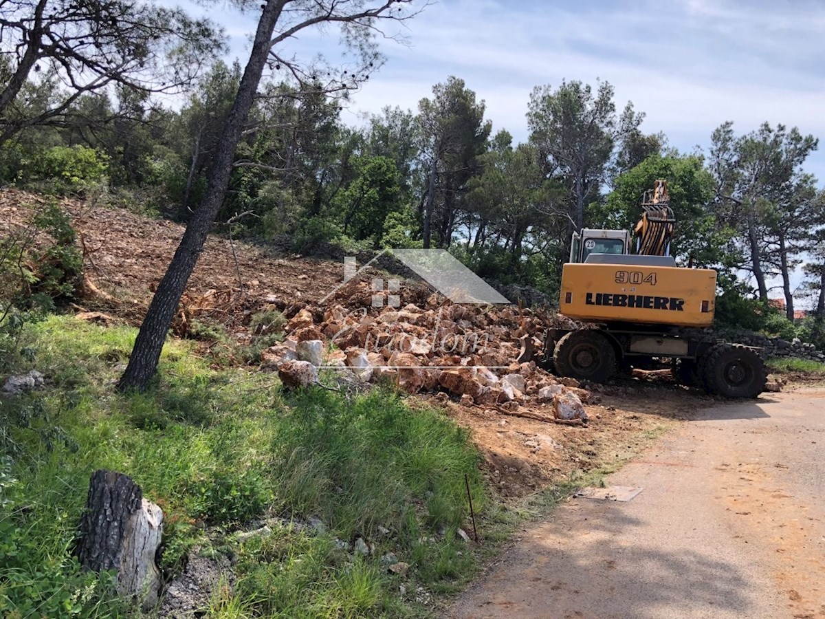 NOVIGRAD (ZADAR) – GRAJENO ZEMLJIŠČE S PROJEKTOM ZA 3 VILE S BAZENI, 100 M OD MORJA