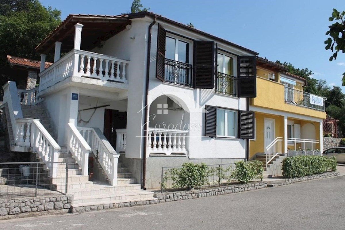 Hiša s 4 Apartmaji na Prodaj – Prva Vrsta ob Morju v Svetem Jurju