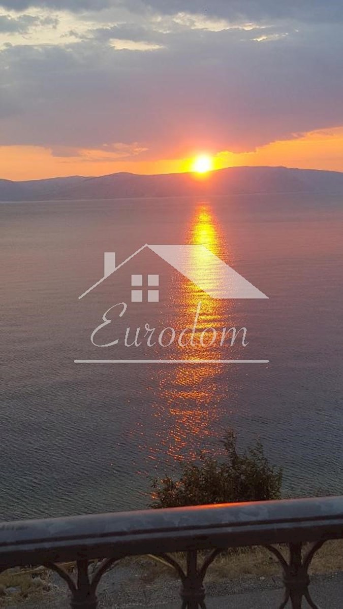 Hiša s 4 Apartmaji na Prodaj – Prva Vrsta ob Morju v Svetem Jurju