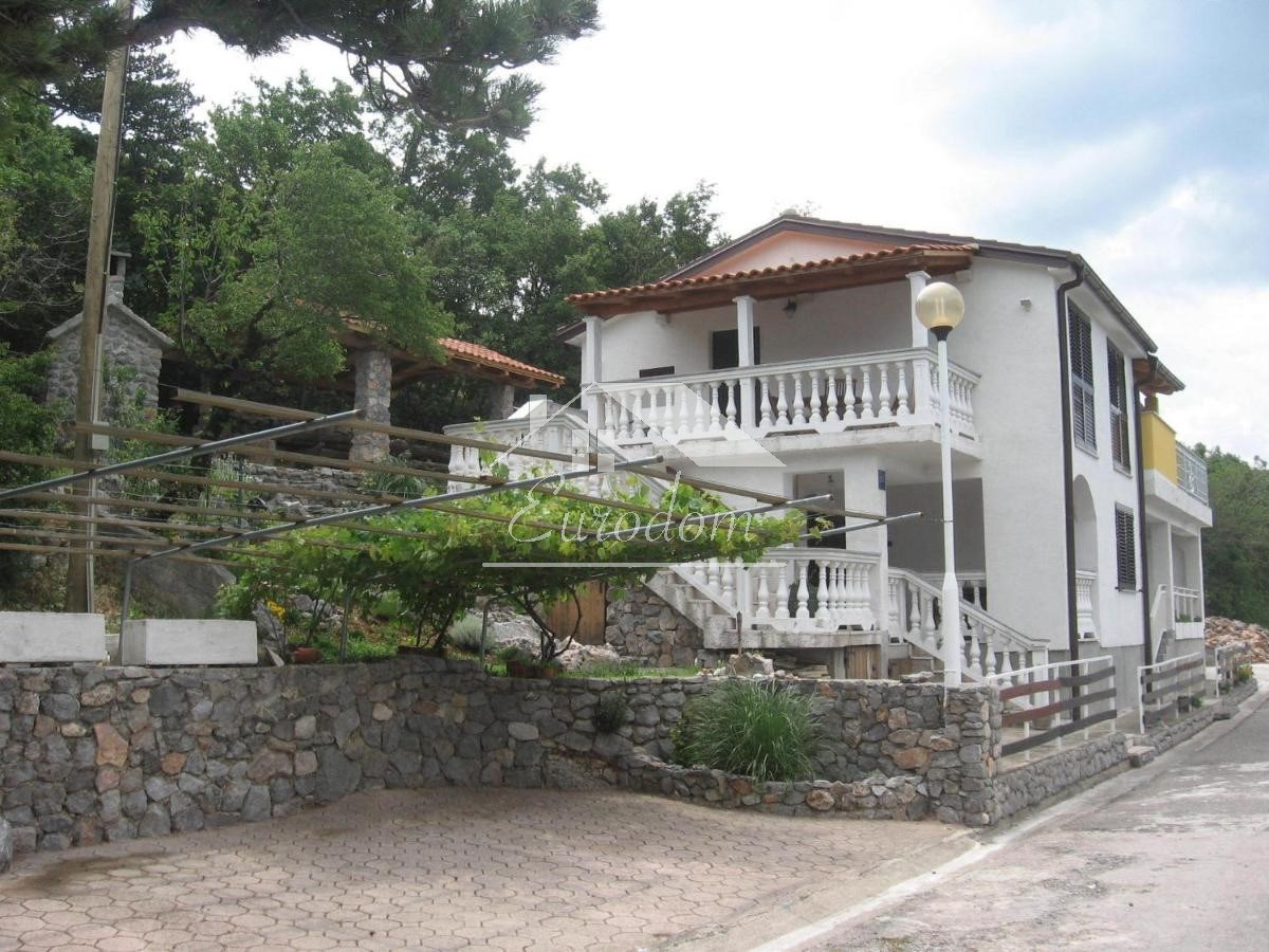 Hiša s 4 Apartmaji na Prodaj – Prva Vrsta ob Morju v Svetem Jurju