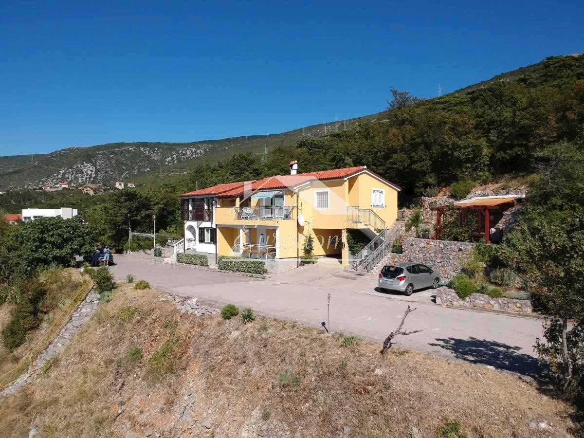 Hiša s 4 Apartmaji na Prodaj – Prva Vrsta ob Morju v Svetem Jurju