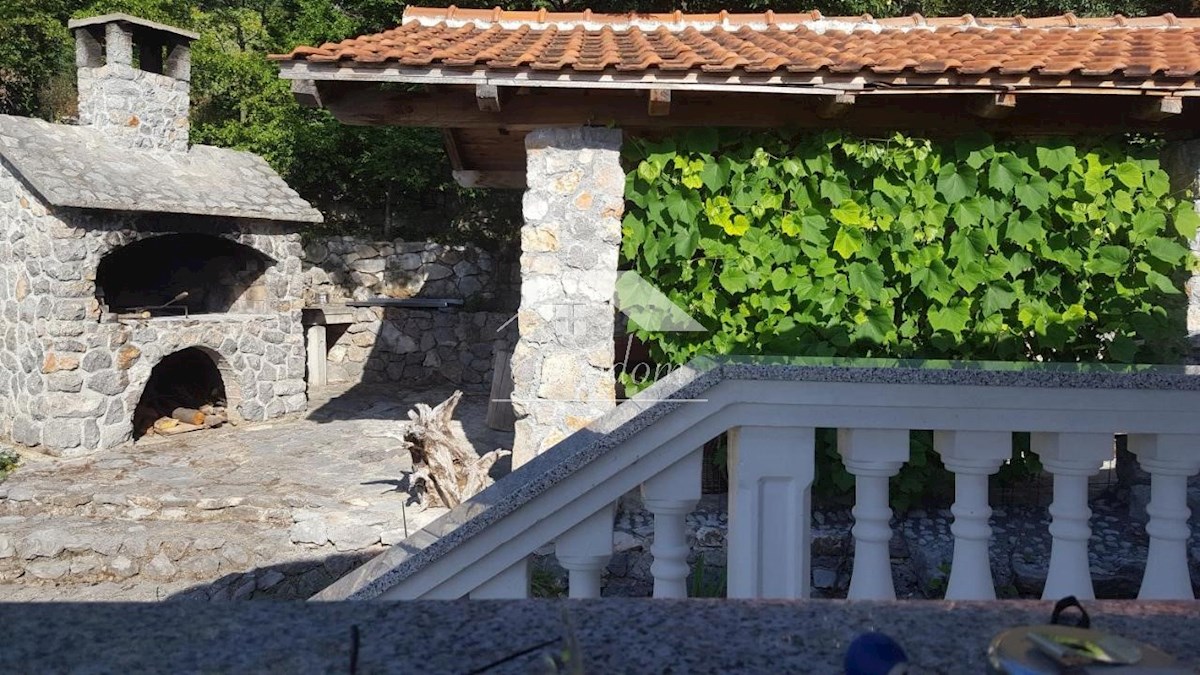 Hiša s 4 Apartmaji na Prodaj – Prva Vrsta ob Morju v Svetem Jurju