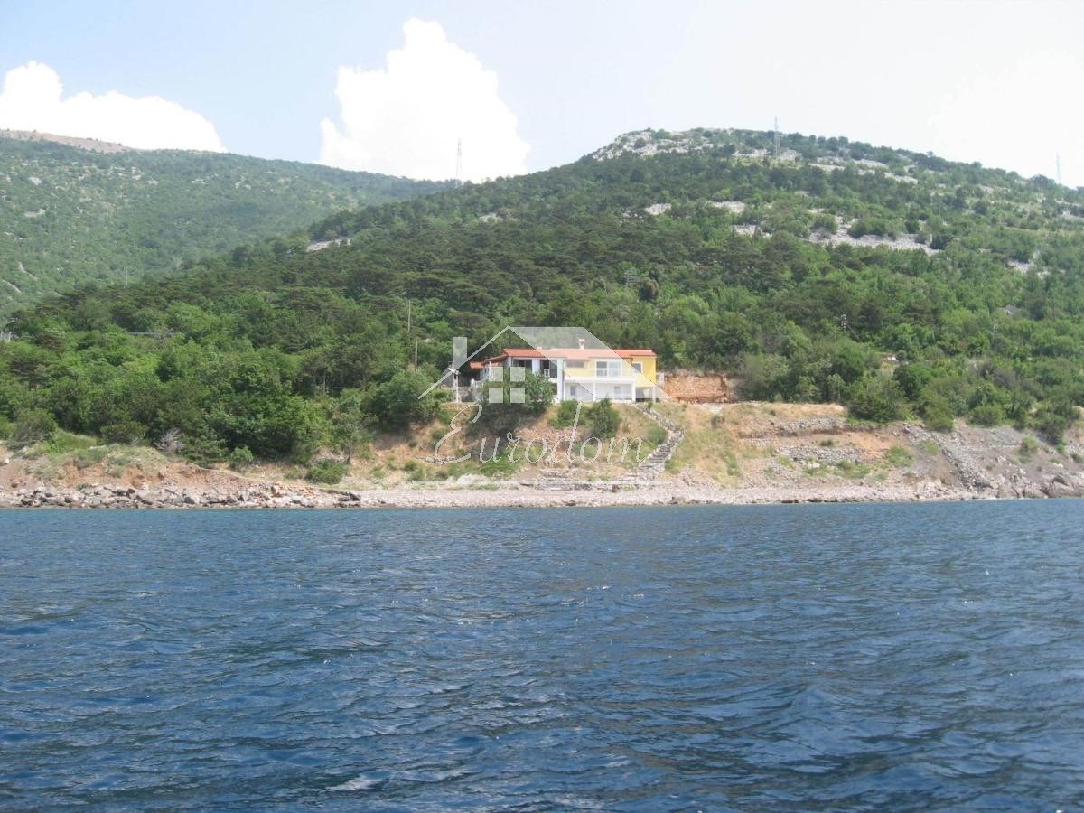 Hiša s 4 Apartmaji na Prodaj – Prva Vrsta ob Morju v Svetem Jurju