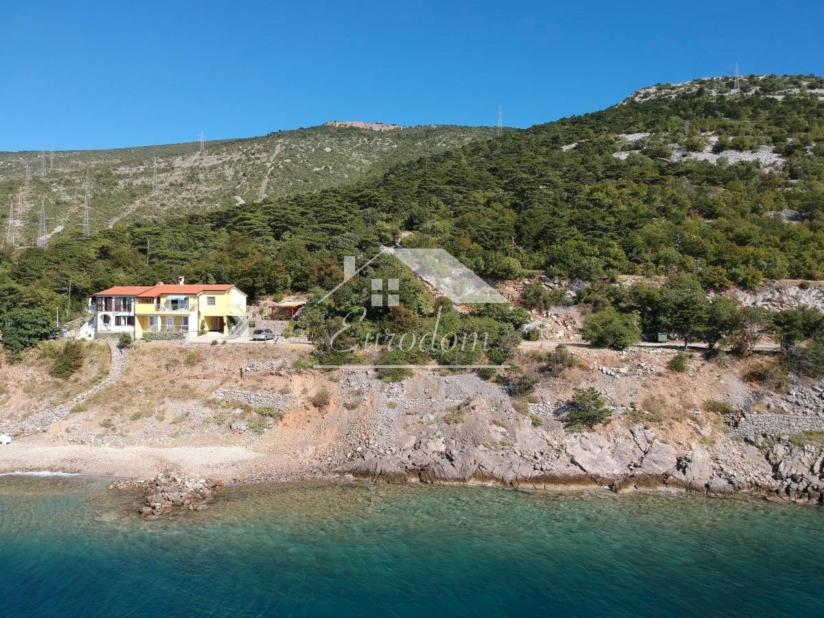 Hiša s 4 Apartmaji na Prodaj – Prva Vrsta ob Morju v Svetem Jurju