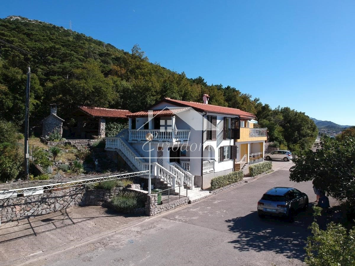 Hiša s 4 Apartmaji na Prodaj – Prva Vrsta ob Morju v Svetem Jurju