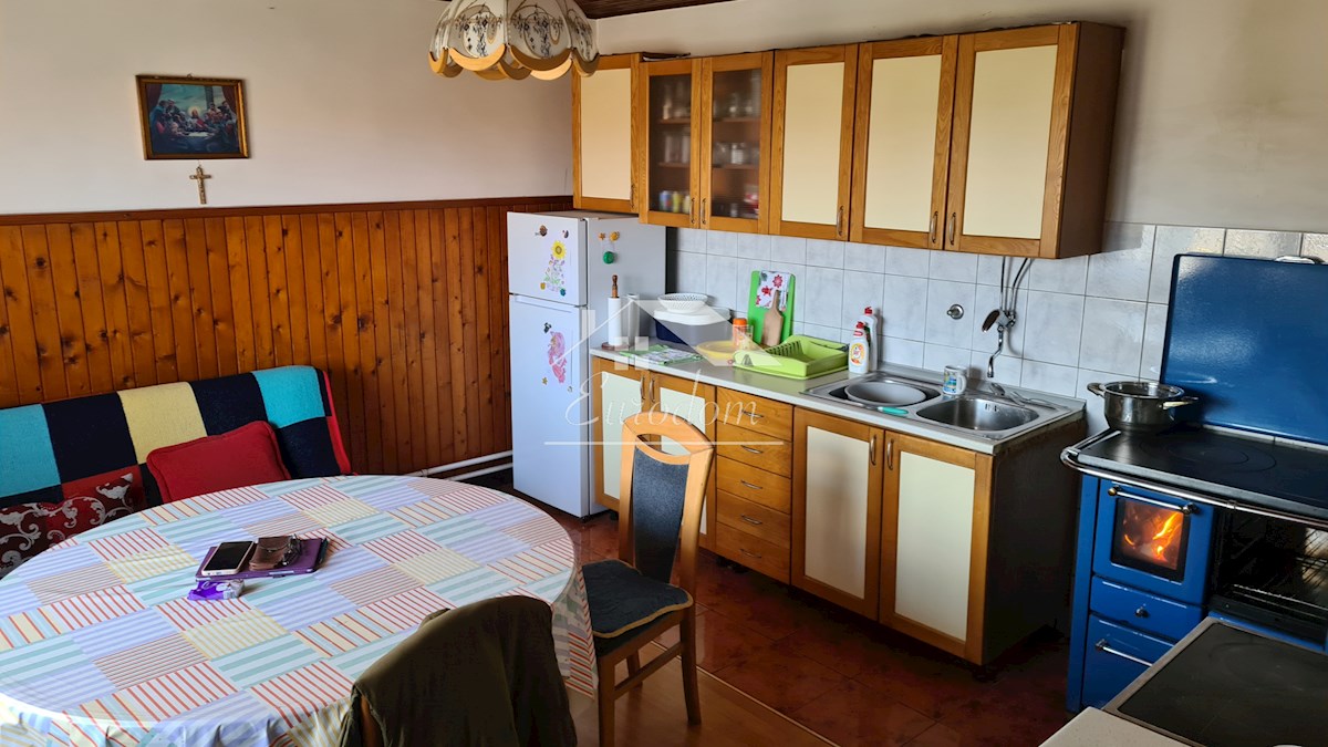 Hiša v Svetem Križu – idealna za bivanje ali kot vikendica
