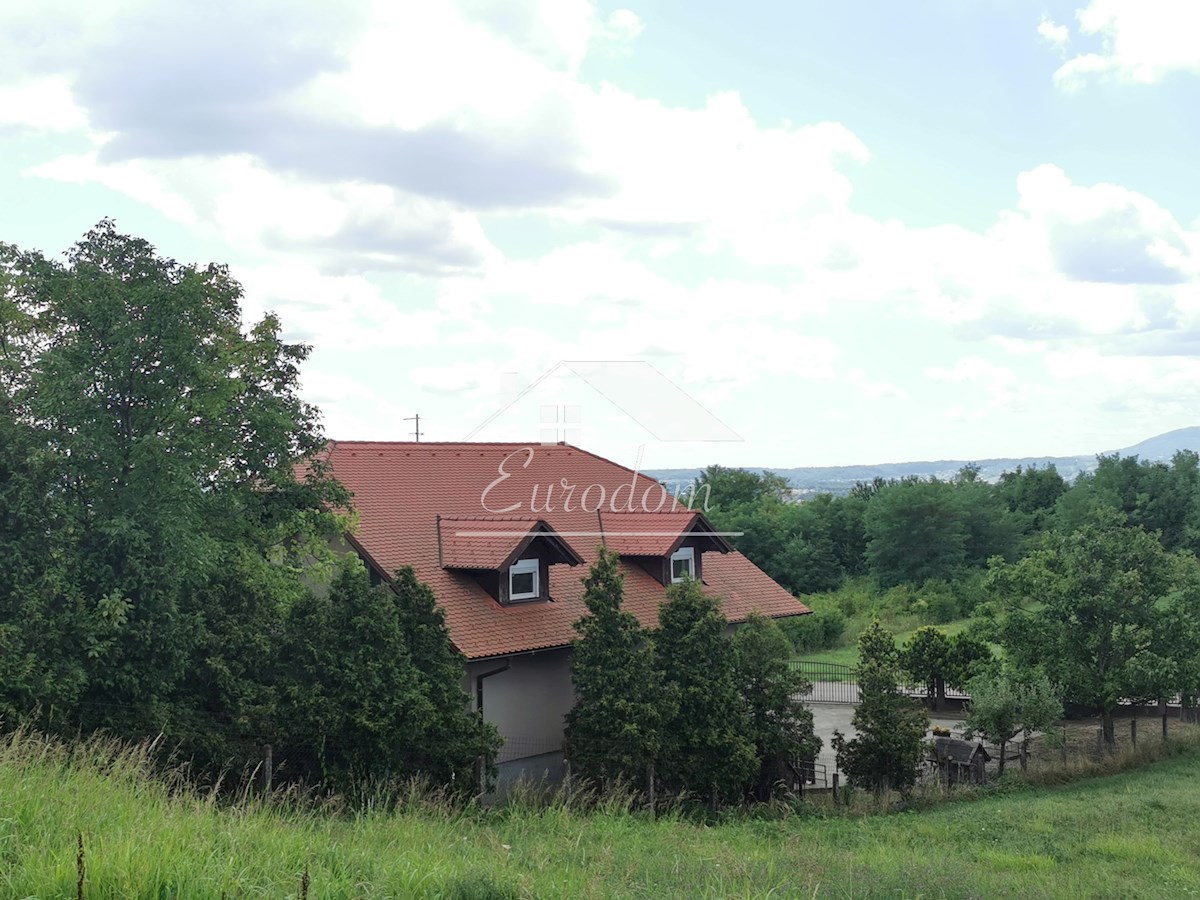 NAPRODAJ: KAKOVOSTNO GRAJENA HIŠA – ZAGREB, BIZEK