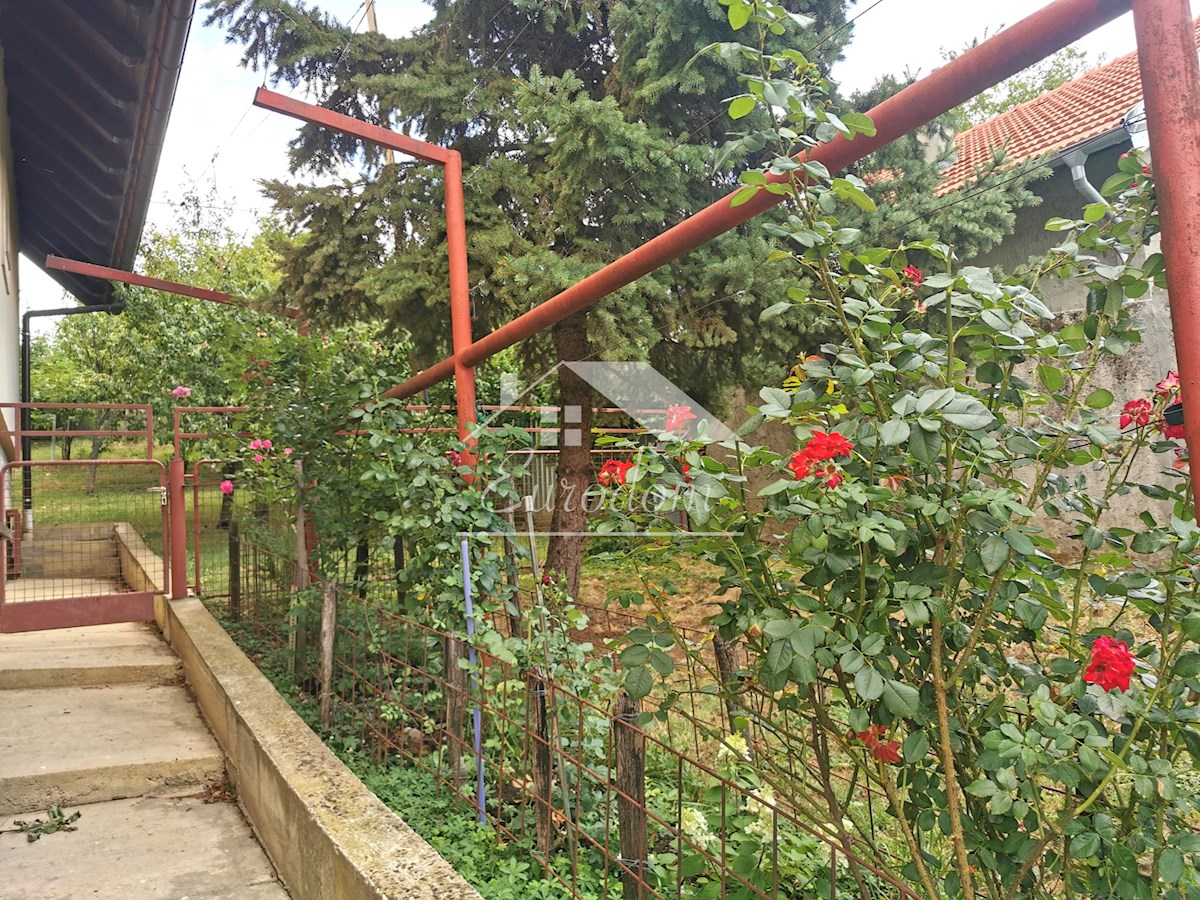 NAPRODAJ: KAKOVOSTNO GRAJENA HIŠA – ZAGREB, BIZEK