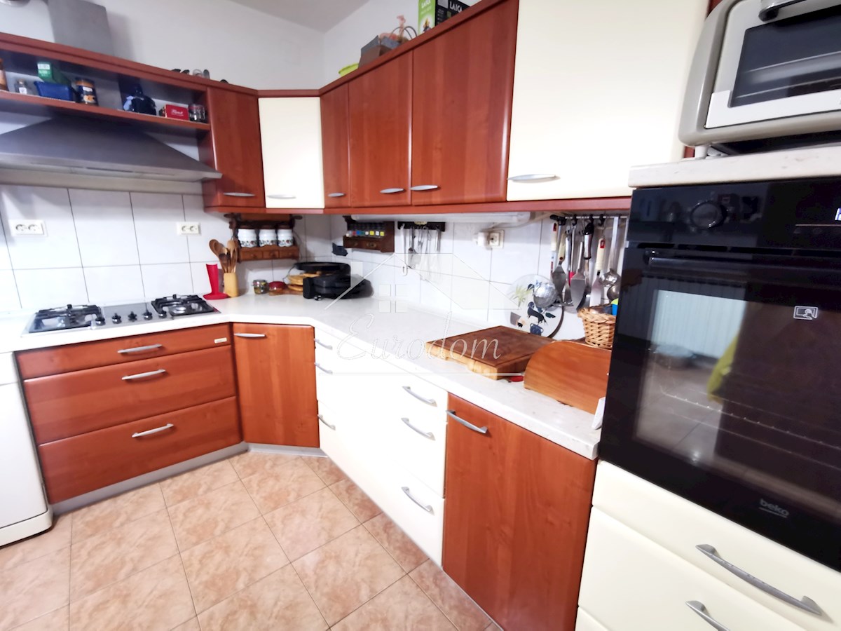 NAPRODAJ: KAKOVOSTNO GRAJENA HIŠA – ZAGREB, BIZEK