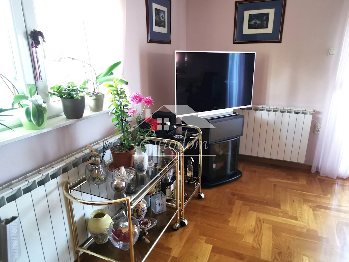 NAPRODAJ: KAKOVOSTNO GRAJENA HIŠA – ZAGREB, BIZEK