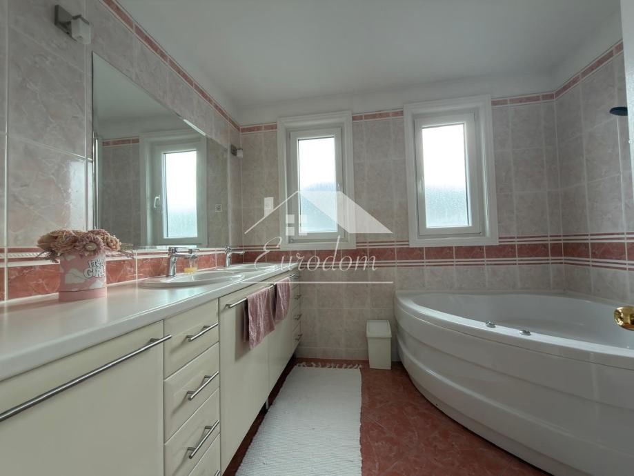 Hiša Novi Dvori, 204m2