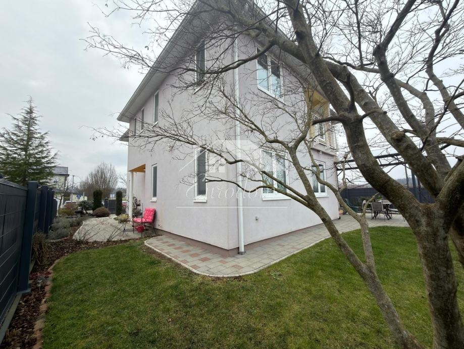 Hiša Novi Dvori, 204m2