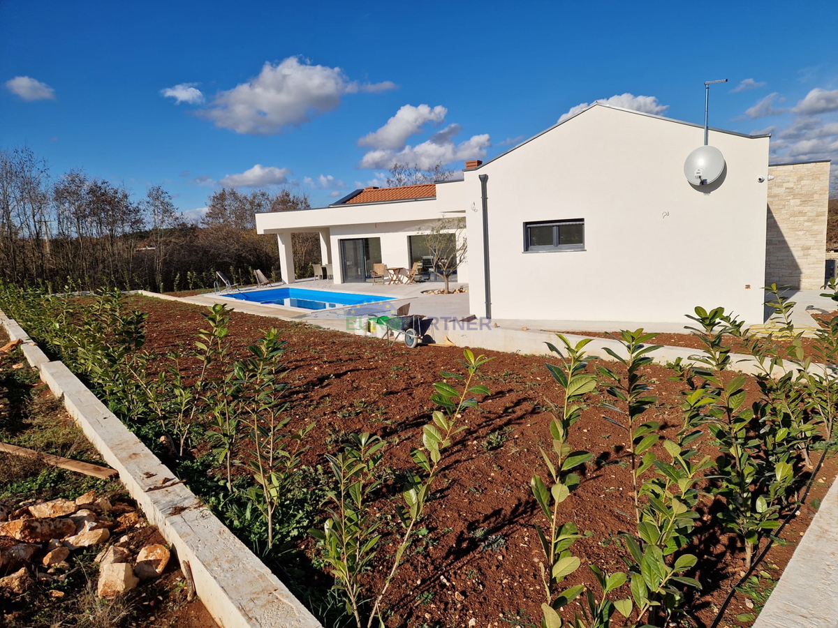 Istra, okolica Rovinja, prekrasna prizemnica s bazenom